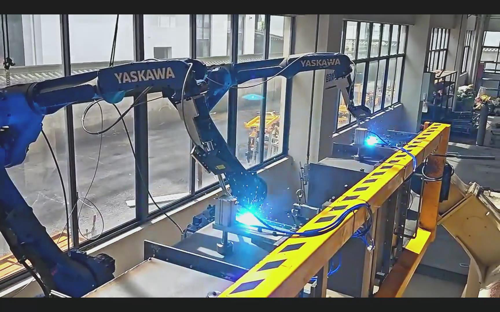 創想智控激光焊縫跟蹤器在變壓器油箱焊接中的應用——安川機器人雙機協同解決方案